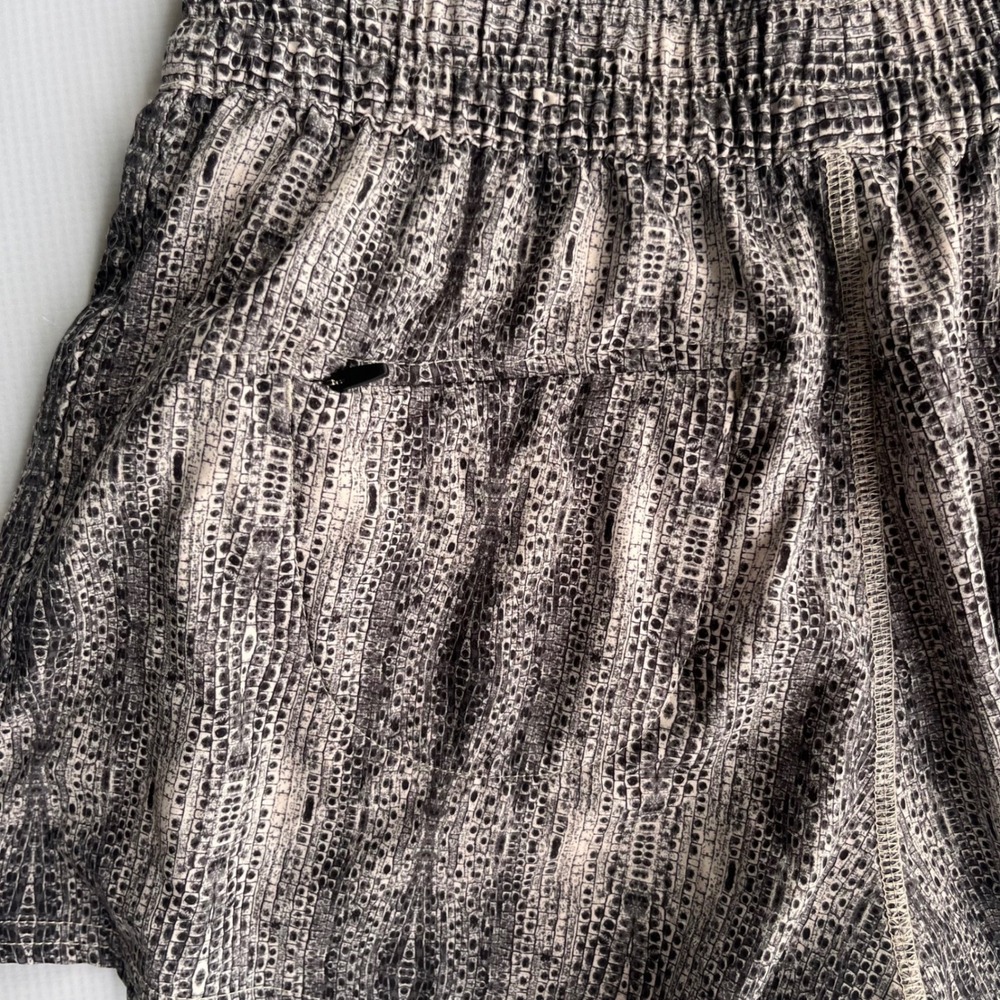 Vuori Shorts Grey White Womens Small Gym Workout Fitness Yoga Running Activewear - Picture 5 of 8